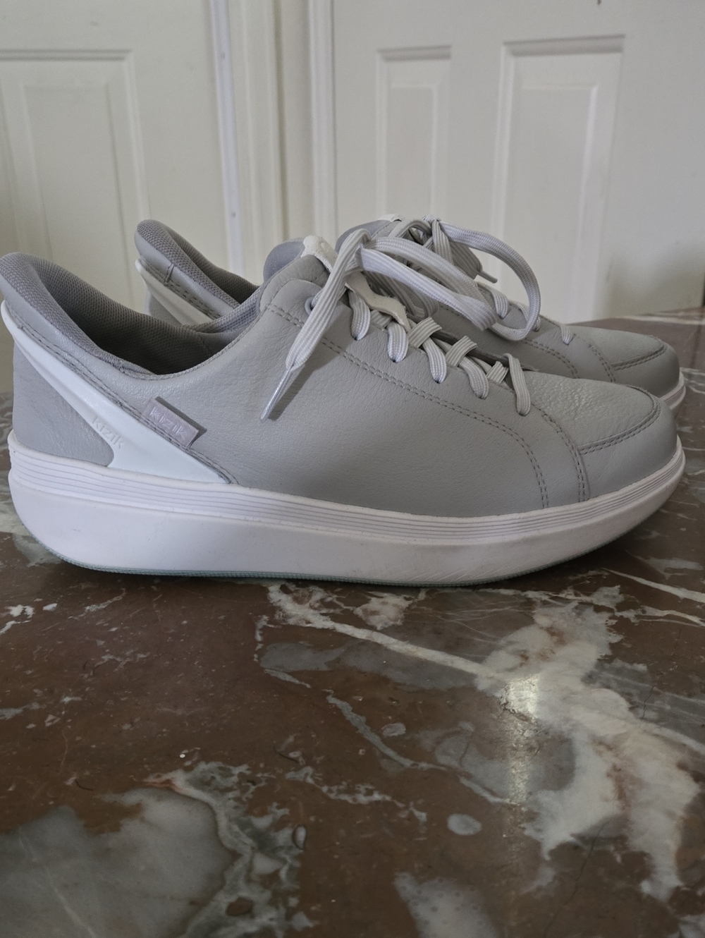 Kizik Light Grey Low-Top Leather Sneakers with White Soles Hands-free Slip On